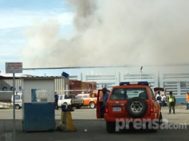 Bomberos controlan incendio en la zona portuaria de Coco Solo