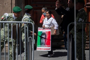 Padres de desaparecidos de Ayoztinapa en 2014 se plantan frente a sede militar en México