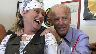 Joe Biden dice que será más consciente del espacio personal