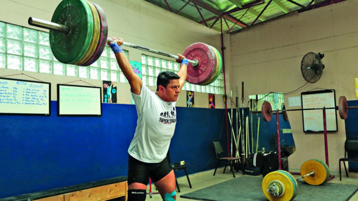 Alexis Batista entrena cómodamente en su etapa de máster en la Ciudad Deportiva Irving Saladino.