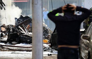 Cinco muertos tras desplome de avioneta sobre viviendas en Bogotá