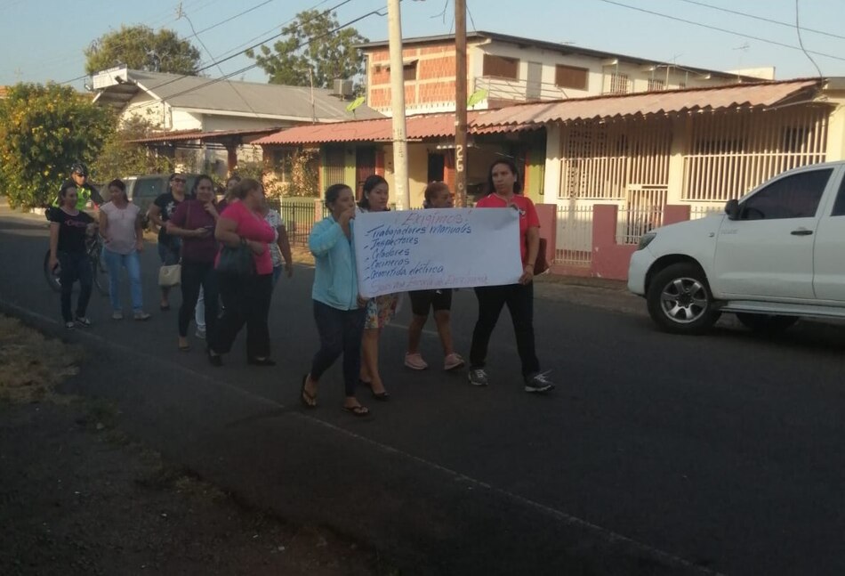 Padres de familia de escuela chitreana reclaman administrativos