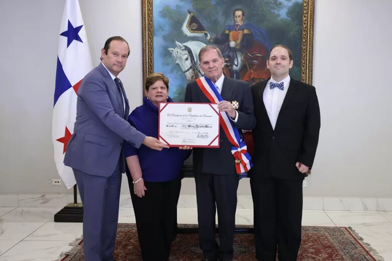 El antropólogo panameño Stanley Heckadon, condecorado con la orden Belisario Porras