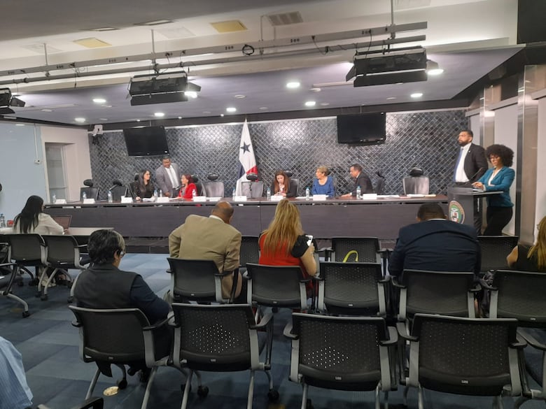 Minuto a minuto: la Comisión de Comercio aprueba derogar el contrato minero y la de Gobierno avala la consulta pública 