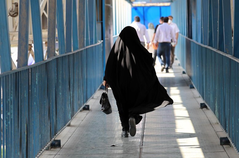 Expertos de la ONU piden a Irán frenar aprobación de ley más punitiva por no utilizar el velo