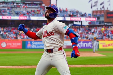 Jonrón de Edmundo Sosa ayuda a los Phillies a sellar su boleto a octubre