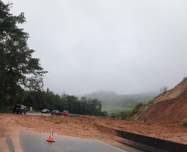 Otro derrumbe se registra en la Panamericana, a la altura de Tolé, debido a la tormenta Sara