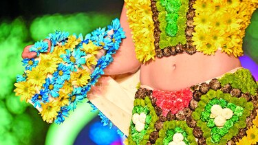 Flores y hojas en la pasarela