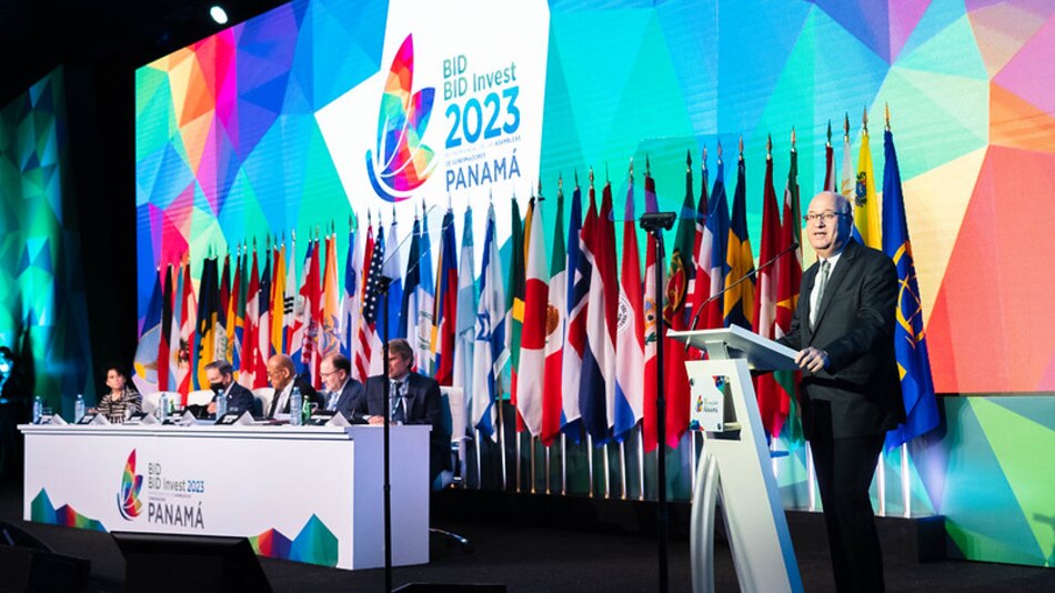 Crecimiento económico en América Latina y el Caribe se está desacelerando, advierte el BID