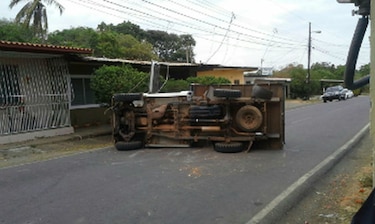 Pelotero de Herrera sale ileso de accidente de tránsito