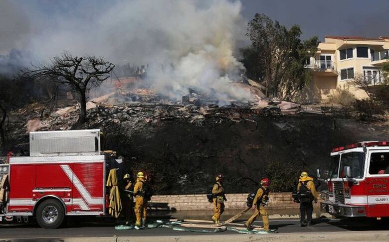 Vientos avivan incendios forestales en el sur de California