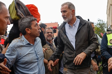 Los reyes de España son recibidos con gritos y lanzamiento de objetos durante su visita a Valencia