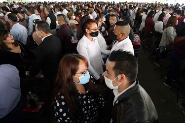 Más de 660 parejas se casan en San Valentín en un suburbio de Ciudad de México