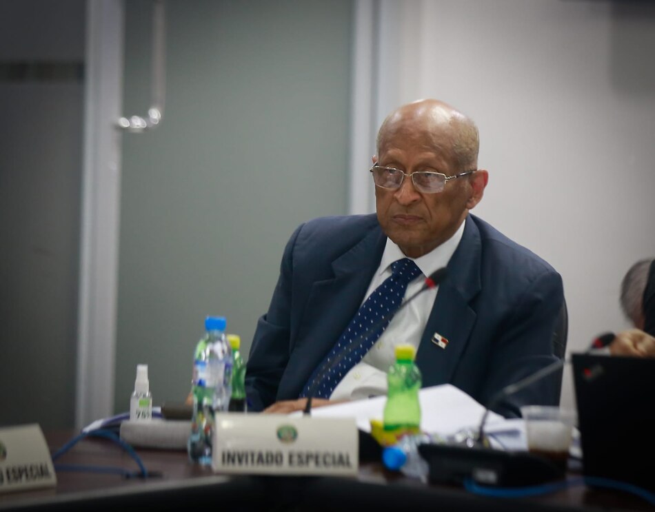 Ministro de Economía ordena suspender nuevas licitaciones y contrataciones en el Gobierno