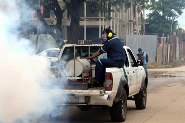 Las inundaciones y los casos de dengue afectan las clases en Bolivia