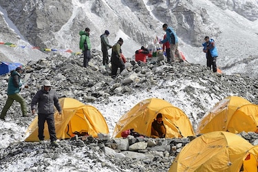 Alpinistas del Everest buscan sherpas confirmados
