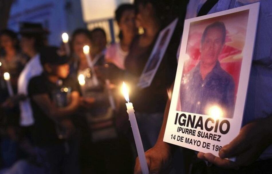 Peruanos piden que Fujimori siga nuevo juicio por asesinato