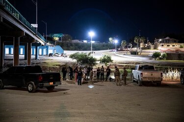 El gobernador de Texas autoriza a la policía a devolver a los migrantes ilegales a la frontera