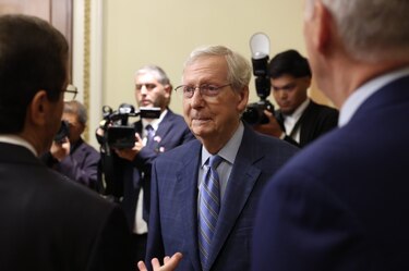 El senador Mitch McConnell es ‘apto’ para continuar en el cargo tras una parálisis