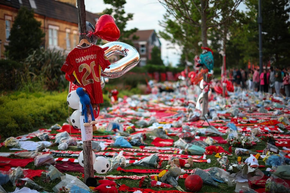 Un mar de bufandas rojas emerge en Anfield para recordar a Diogo Jota
