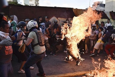 Gobierno venezolano denuncia que opositores quemaron a un hombre en protesta