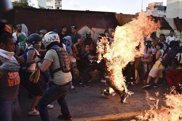Gobierno venezolano denuncia que opositores quemaron a un hombre en protesta
