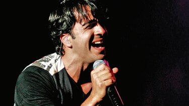 Luis Fonsi comparte las playas de su país