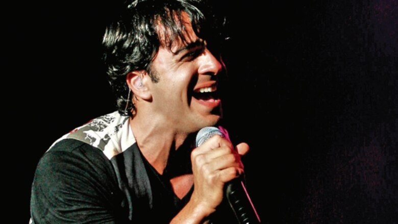 Luis Fonsi comparte las playas de su país