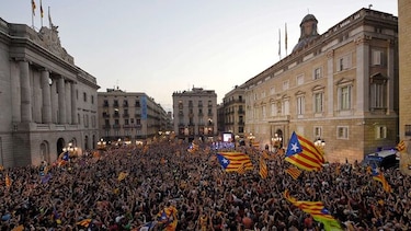 Disturbios tras enorme manifestación en Cataluña contra condena a líderes independentistas