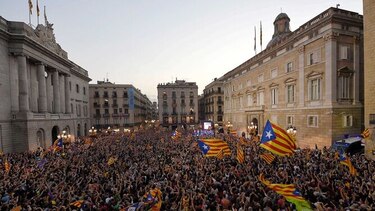 Disturbios tras enorme manifestación en Cataluña contra condena a líderes independentistas