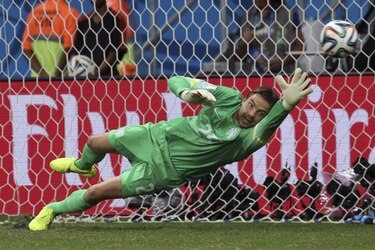 Holanda vence a Costa Rica en penaltis y avanza