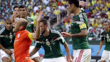 Un penalti dudoso saca a Holanda de apuros