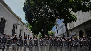 Diputados vuelven al Parlamento venezolano tras bloqueo del régimen