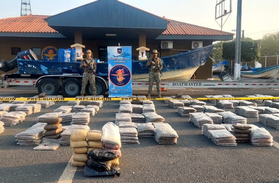 Decomisan 2.1 toneladas de droga en aguas de Punta Mala, en Los Santos