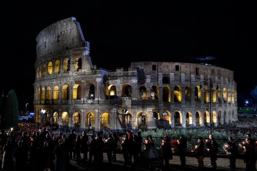 Miles de fieles acuden al Vía Crucis del Coliseo