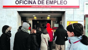 Baja el desempleo en España