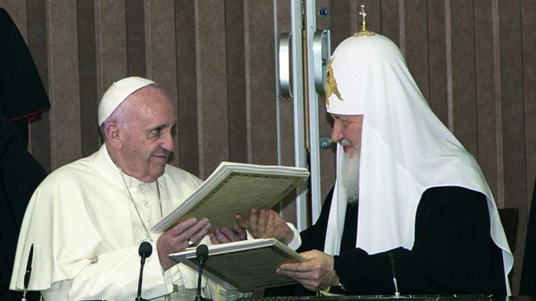 El abrazo que pone fin a 962 años de cisma