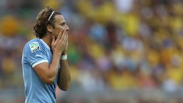 Futbolista Diego Forlán anuncia retiro de la selección de Uruguay