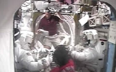 Astronautas salen para instalar estructuras