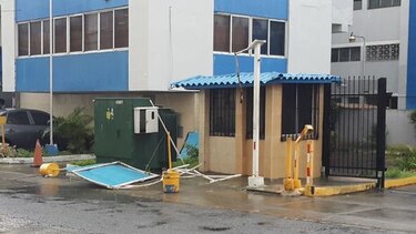 Caída de árboles y desprendimiento de techos debido a sistema de mal tiempo