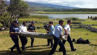 Investigadores analizan si restos de avión encontrados en una isla son del vuelo MH370
