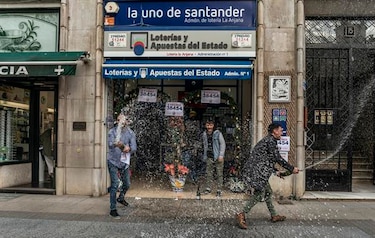 La tradicional lotería de Navidad reparte millones de euros por España