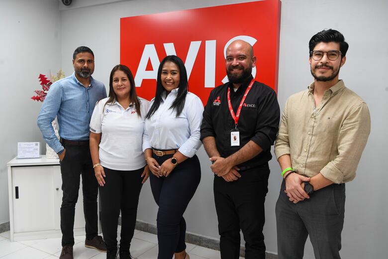 Entrega de flota Mitsubishi de Excel Panamá a Avis Rent a car