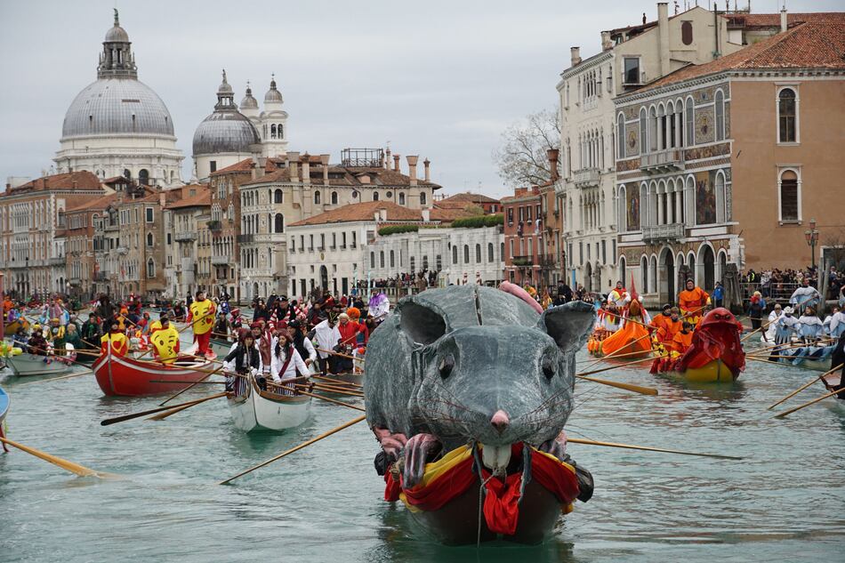 Venecia prohíbe el confeti de plástico en sus calles en el carnaval