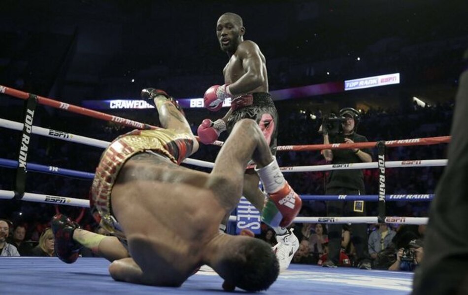 Crawford derrota a Benavidez y retiene su corona