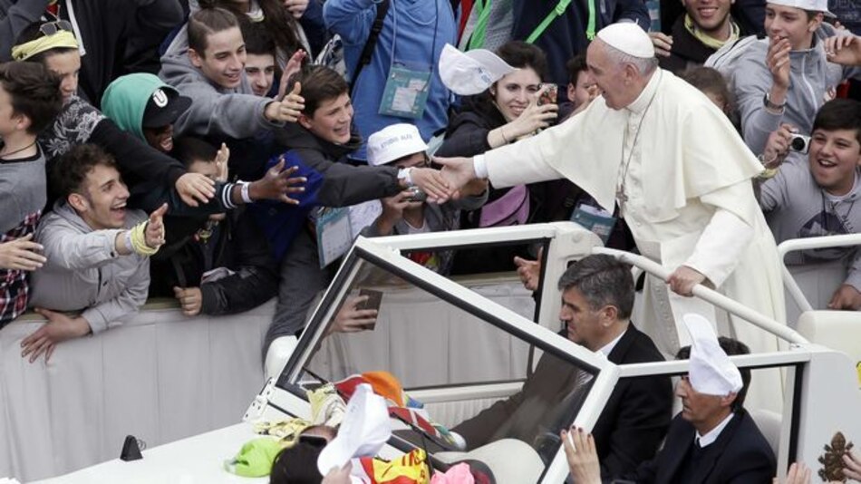 Papa Francisco a los adolescentes: La felicidad no es una 'app'