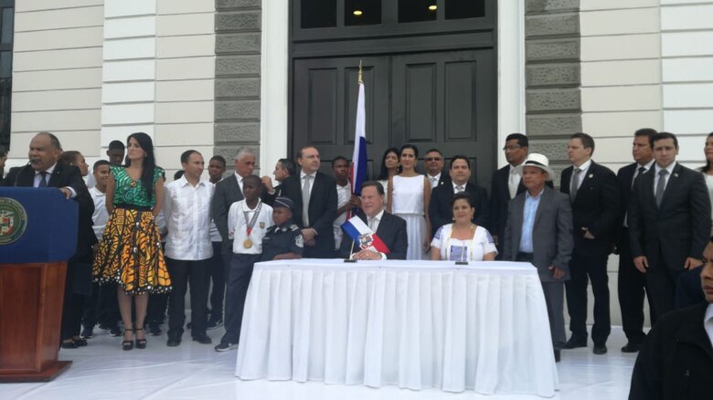 Celebración del 5 de noviembre en Colón: entre división e inauguración de obras