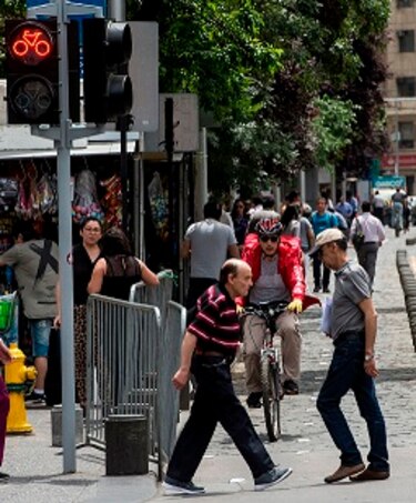 Nueva ley prohíbe a bicicletas y monopatines ir por las aceras de Chile