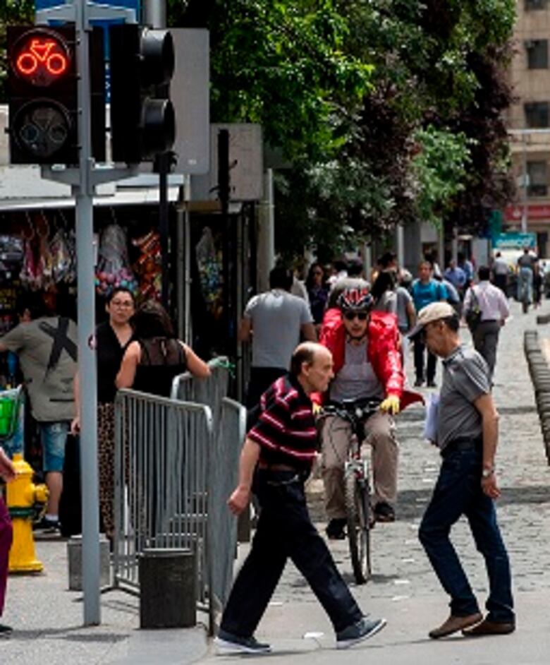 Nueva ley prohíbe a bicicletas y monopatines ir por las aceras de Chile