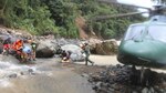 Panameños rescatan a tres personas luego de accidentarse un helicóptero en Costa Rica
